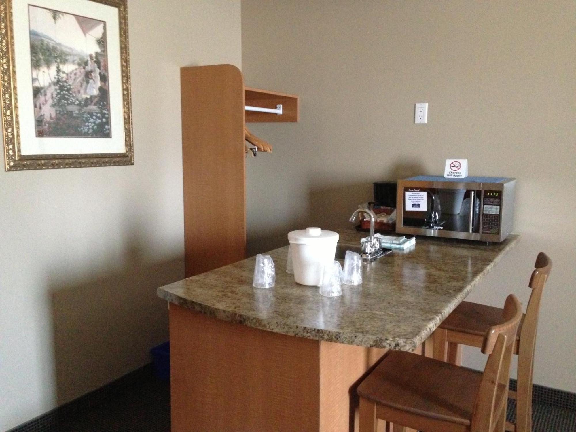 Petawawa River Inn & Suites Εξωτερικό φωτογραφία
