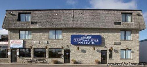 Petawawa River Inn & Suites Εξωτερικό φωτογραφία